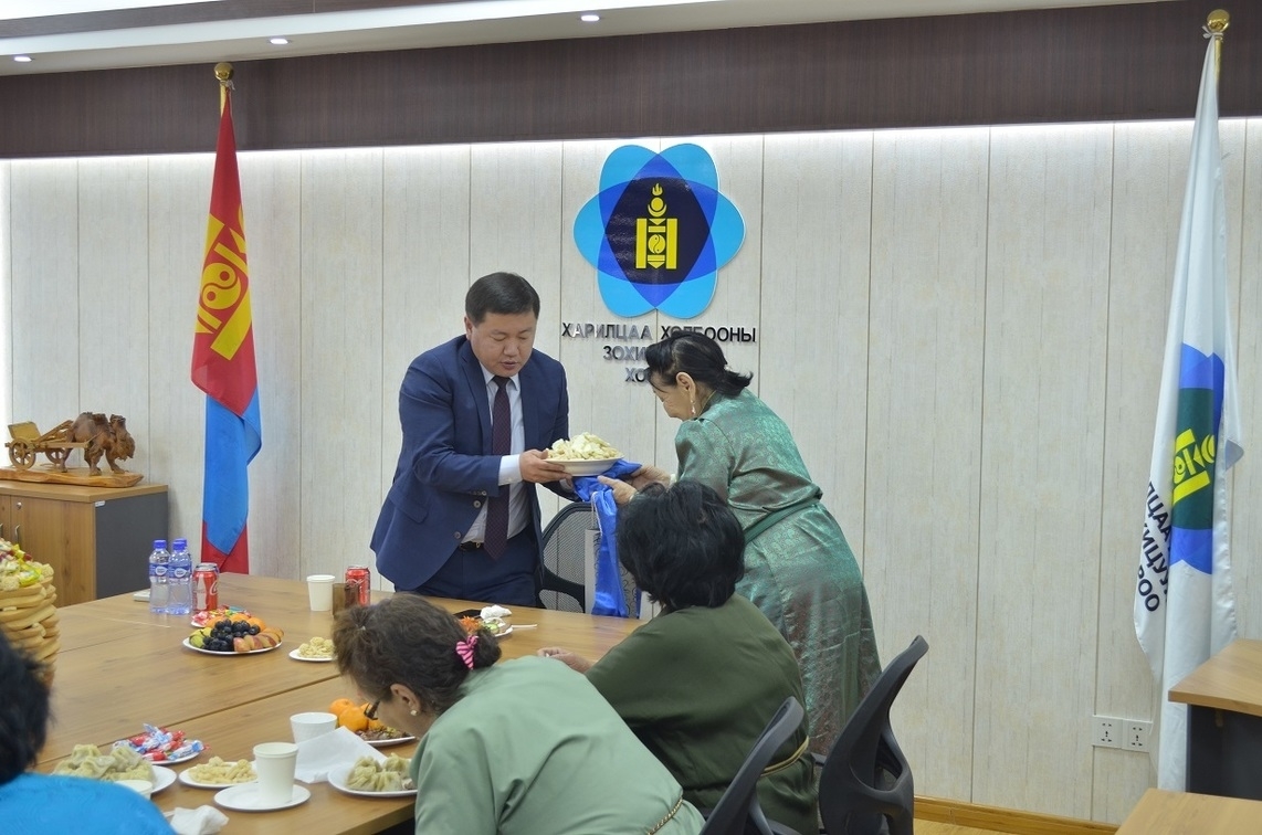 Сар шинийн баярыг тохиолдуулан ахмадууддаа хүндэтгэл үзүүлэв 