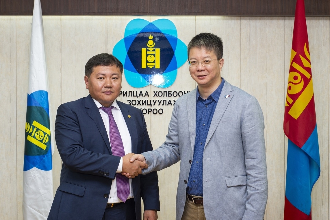 Фэйсбүүк компанийн төлөөлөгчид Харилцаа холбооны зохицуулах хороон дээр ажиллалаа